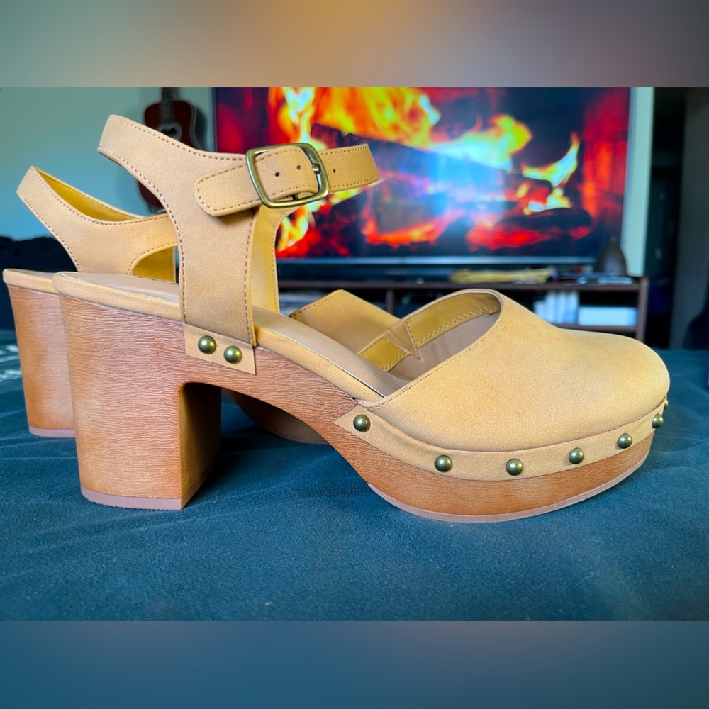 Torrid Wooden Platform Studded Closed Toe Shoes, 10.5WW, Nude